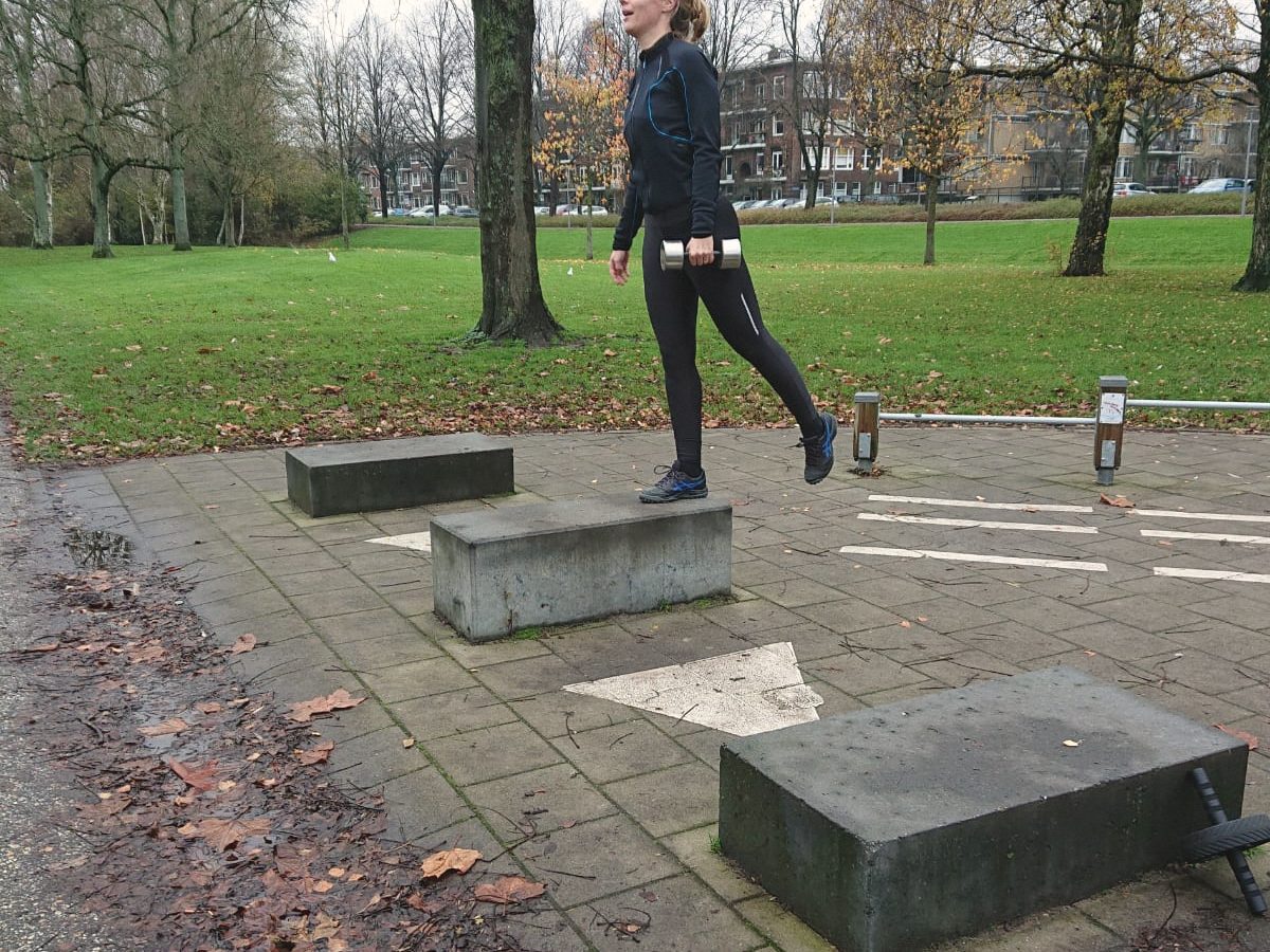 Iemand doet opstappen op betonnen blokken in een park